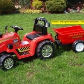 Elektrický traktor s mohutnými kolesami a konštrukciou